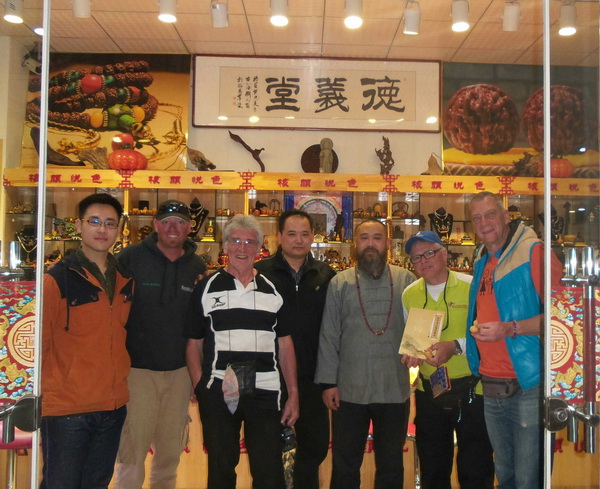 英國(guó)采訪(fǎng)團(tuán)來(lái)濰坊與張老師學(xué)習(xí)核雕