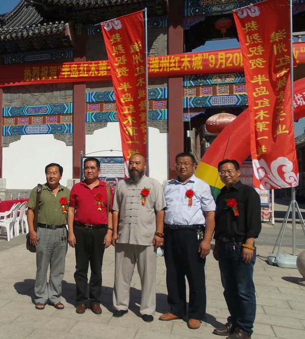 濰坊奇石協(xié)會(huì)會(huì)長(zhǎng)與副會(huì)長(zhǎng)，秘書長(zhǎng)，理事合影留念