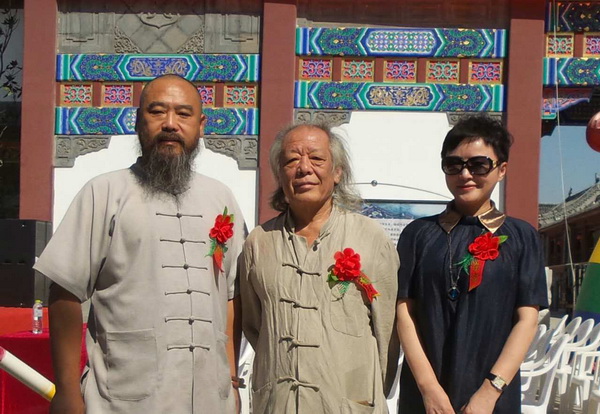 左核雕大師核雕界領(lǐng)軍人物張溫和老師，右指畫大師李冰奇老師0